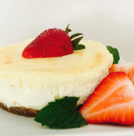 Creamy,-Eggless-Cheesecake-with-Strawberries-and-Mint