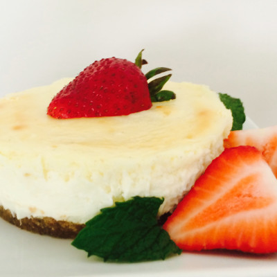 Creamy,-Eggless-Cheesecake-with-Strawberries-and-Mint