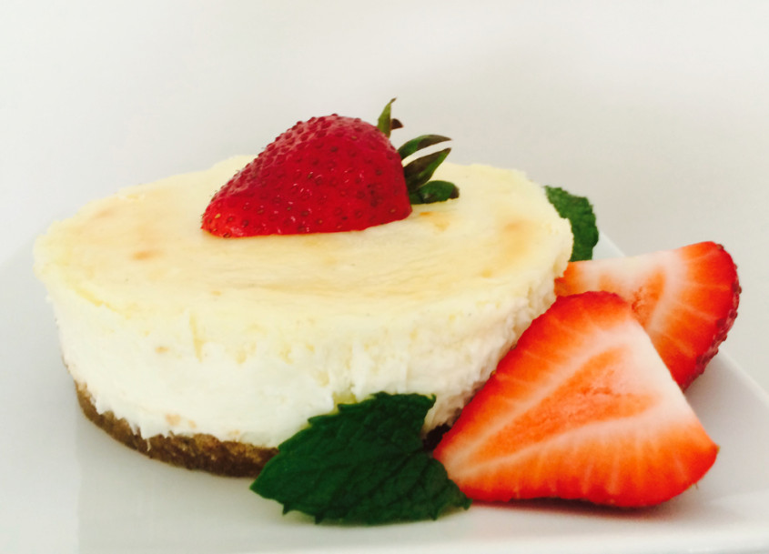 Creamy,-Eggless-Cheesecake-with-Strawberries-and-Mint