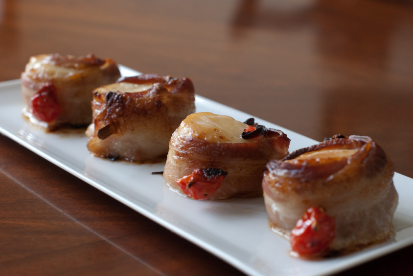 plated-scallops-wrapped-in-bacon