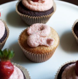 cupcakes-with-strawberry-cream-2