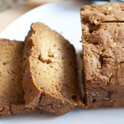 vegan-pumpkin-bread-sliced