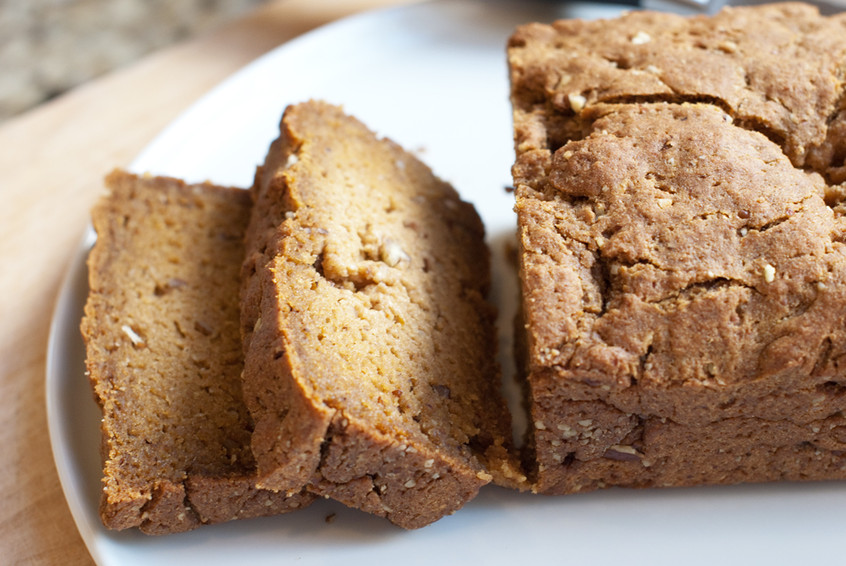 vegan-pumpkin-bread-sliced