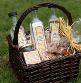 trio-cleaning,-oregano-salt-and-cookie-basket