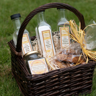 trio-cleaning,-oregano-salt-and-cookie-basket