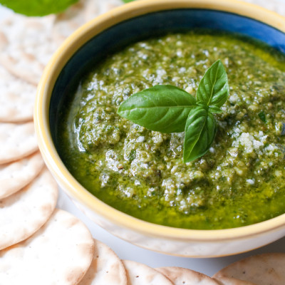 basil-pesto-and-crackers