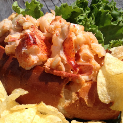 lump-lobster-meat-in-lobster-roll