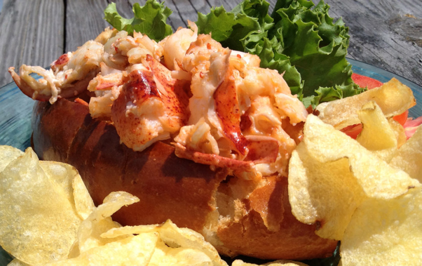 lump-lobster-meat-in-lobster-roll