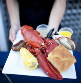 Clambake-plate-with-lobster