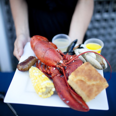 Clambake-plate-with-lobster