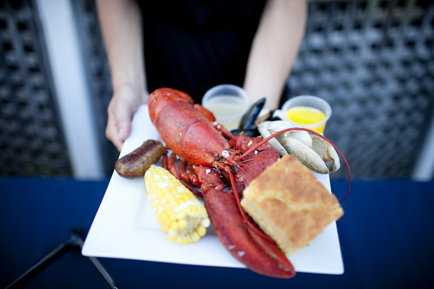 Clambake-plate-with-lobster