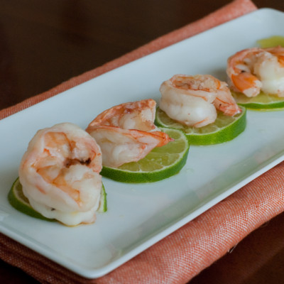 shrimp-displayed-on-lime-slices