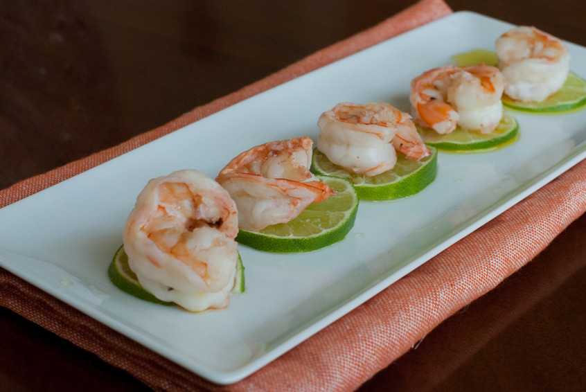 shrimp-displayed-on-lime-slices