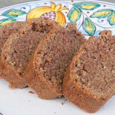 zucchini-bread-sliced-on-deruta