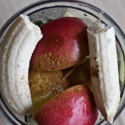 banana,-apple,-cinnamon,-and-all-sorts-of-other-healthy-foods-for-your-smoothie