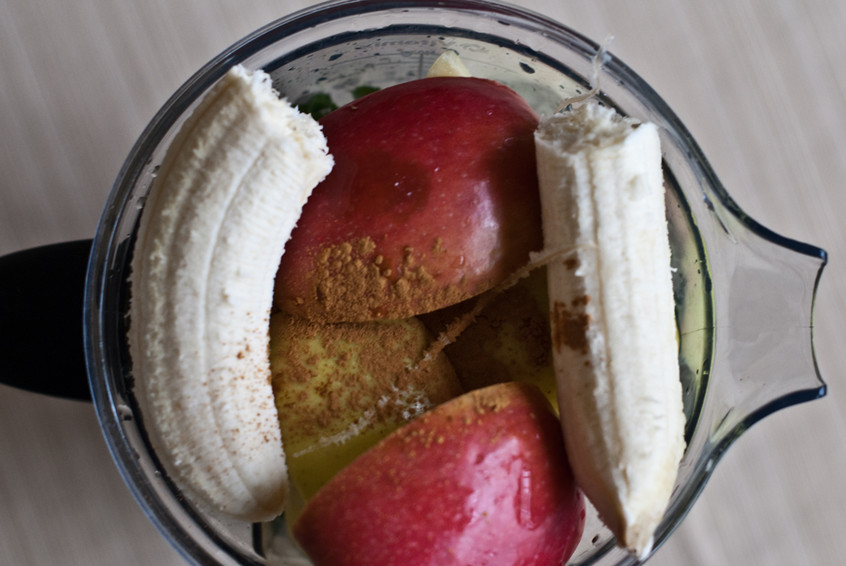 banana,-apple,-cinnamon,-and-all-sorts-of-other-healthy-foods-for-your-smoothie