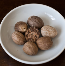 whole-and-grated-dried-nutmeg-seeds