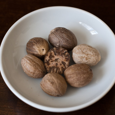 whole-and-grated-dried-nutmeg-seeds