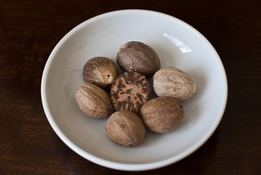 whole-and-grated-dried-nutmeg-seeds