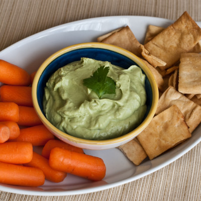 creamy-avocado-lime-dip-with-carrots-and-pita-chips