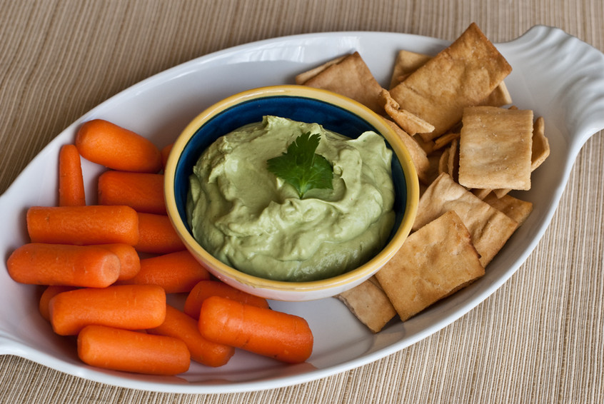 creamy-avocado-lime-dip-with-carrots-and-pita-chips