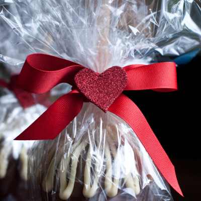 wrapped-caramel-apple-with-red-ribbon-and-glitter-heart