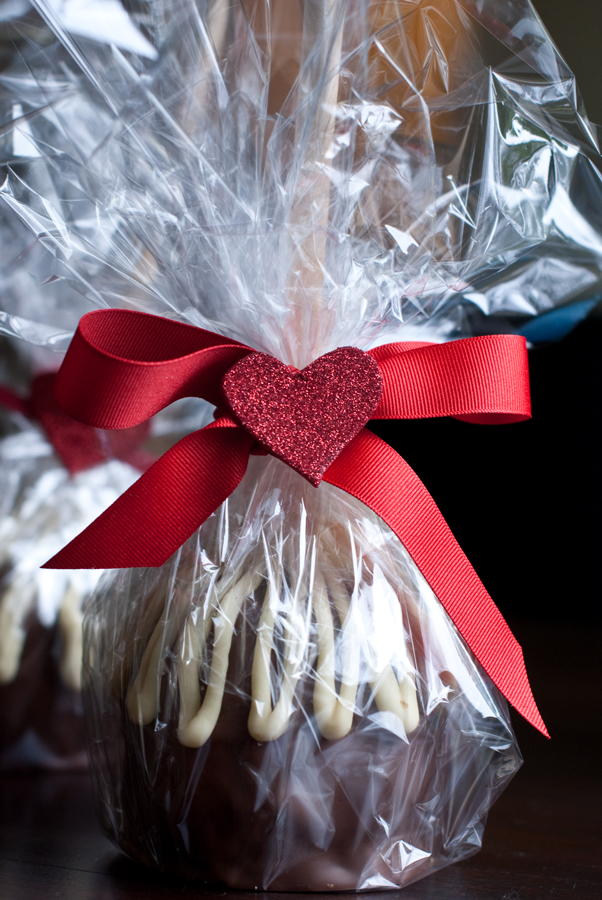 wrapped-caramel-apple-with-red-ribbon-and-glitter-heart