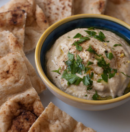 hummus-with-fresh-parsley,-paprika-and-pita-wedges