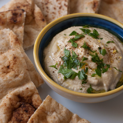 hummus-with-fresh-parsley,-paprika-and-pita-wedges