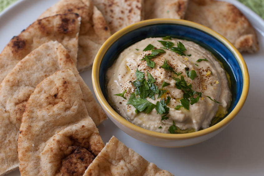 hummus-with-fresh-parsley,-paprika-and-pita-wedges