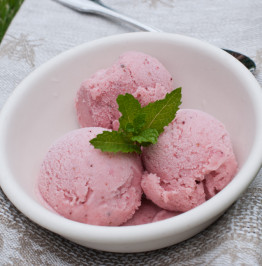 strawberry-banana-ice-cream-with-fresh-mint