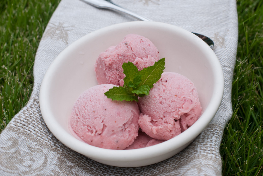 strawberry-banana-ice-cream-with-fresh-mint