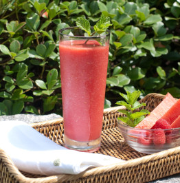 watermelon-lemonade-with-fresh-mint-and-a-bowl-of-raspberries-and-watermelon-slices