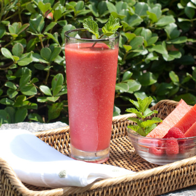 watermelon-lemonade-with-fresh-mint-and-a-bowl-of-raspberries-and-watermelon-slices