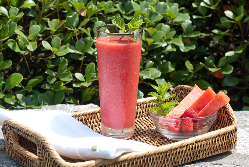 watermelon-lemonade-with-fresh-mint-and-a-bowl-of-raspberries-and-watermelon-slices