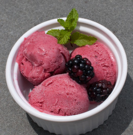 blackberry-honey-ice-cream-with-fresh-mint-and-blackberries