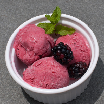 blackberry-honey-ice-cream-with-fresh-mint-and-blackberries