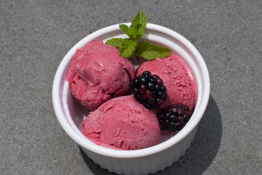 blackberry-honey-ice-cream-with-fresh-mint-and-blackberries