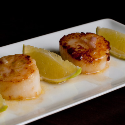 plated-scallops-with-sweet-chili-lime-butter-and-lime-wedges