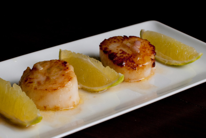 plated-scallops-with-sweet-chili-lime-butter-and-lime-wedges
