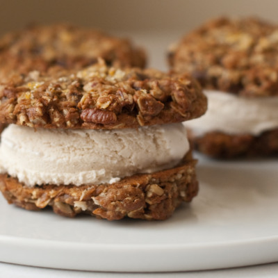 Cinnamon-Ice-Cream-Sandwiched-between-two-chocolate-pecan-oatmeal-cookies