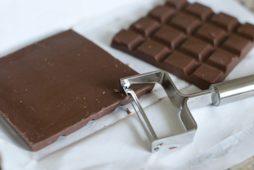 using-a-vegetable-peeler-to-make-chocolate-shavings