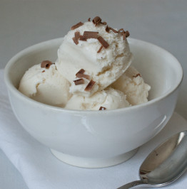 vanilla-bean-ice-cream-with-chocolate-shavings