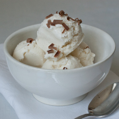 vanilla-bean-ice-cream-with-chocolate-shavings