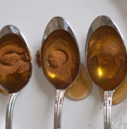 honey-and-cinnamon-on-a-spoon