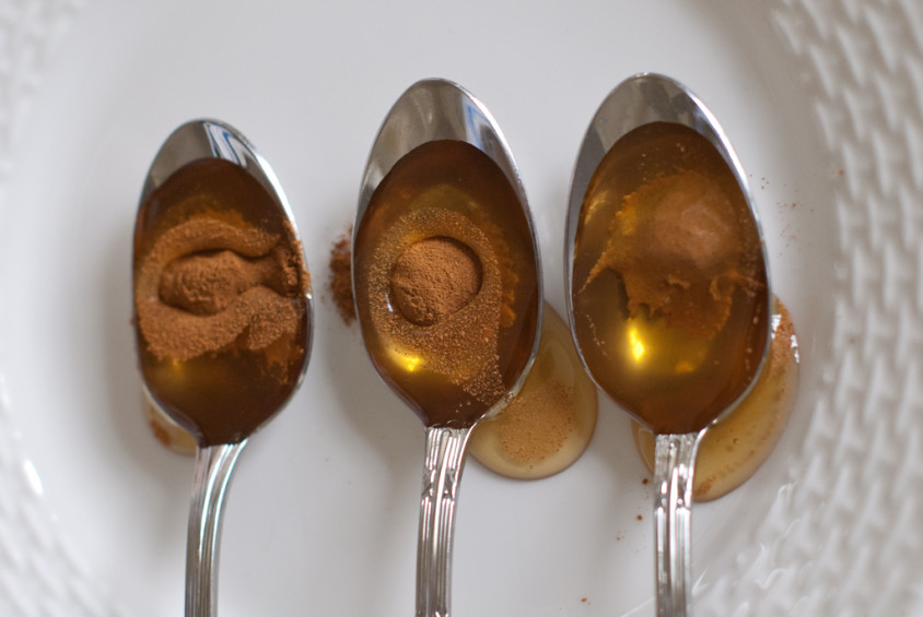 honey-and-cinnamon-on-a-spoon