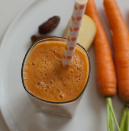 carrot-caek-smoothie-with-nutmeg-sprinkled-on-top