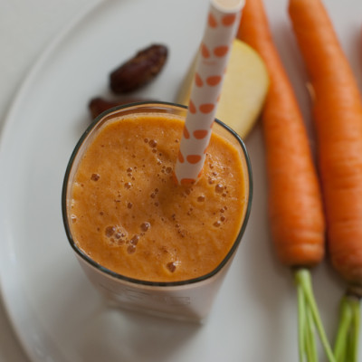 carrot-caek-smoothie-with-nutmeg-sprinkled-on-top