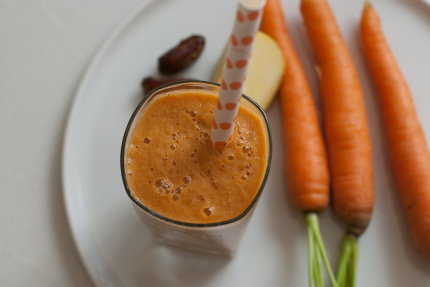 carrot-caek-smoothie-with-nutmeg-sprinkled-on-top