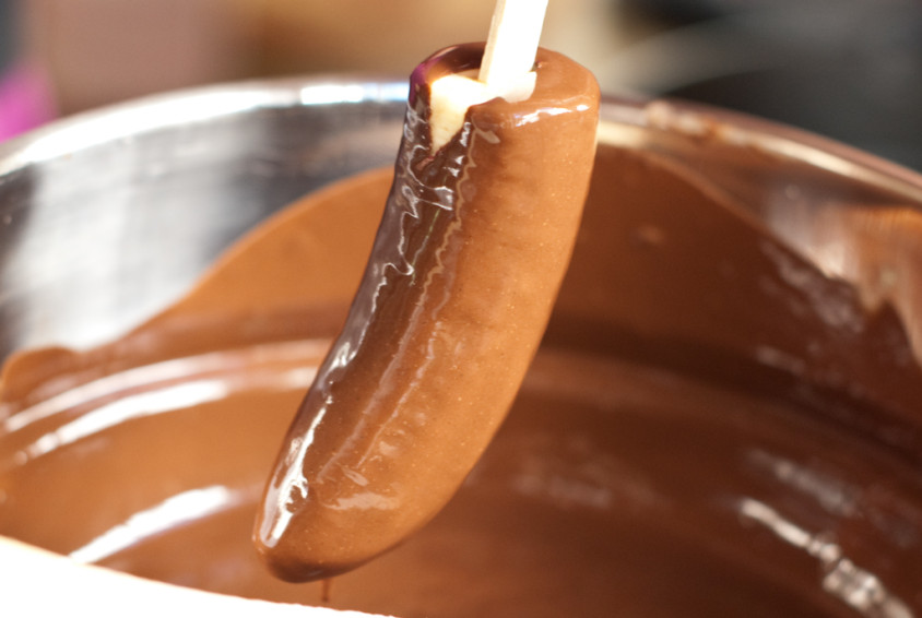 dipping-bananas-into-chocolate